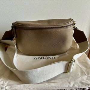 The Andar Waymaker Crossbody Bag